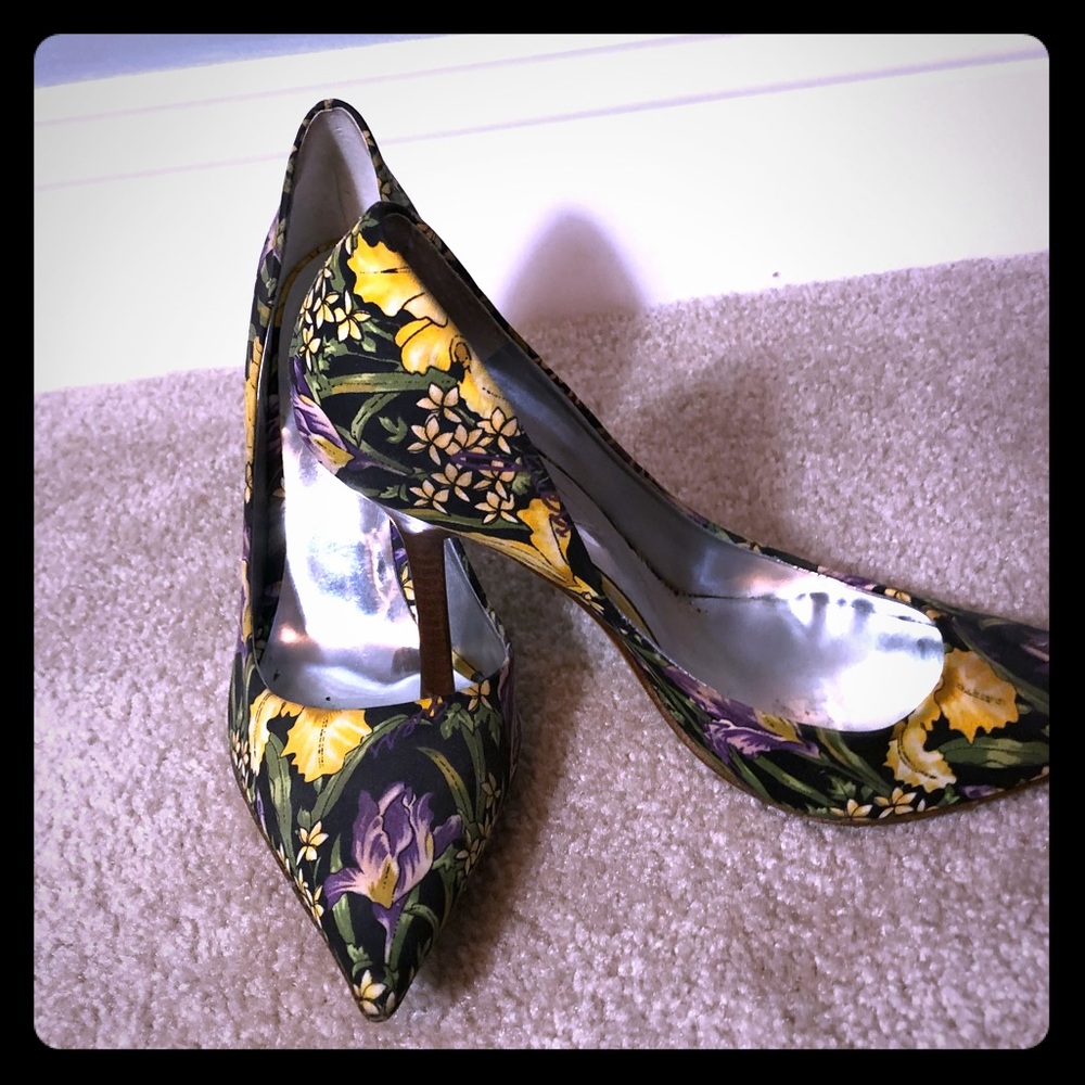GUESS iris pumps